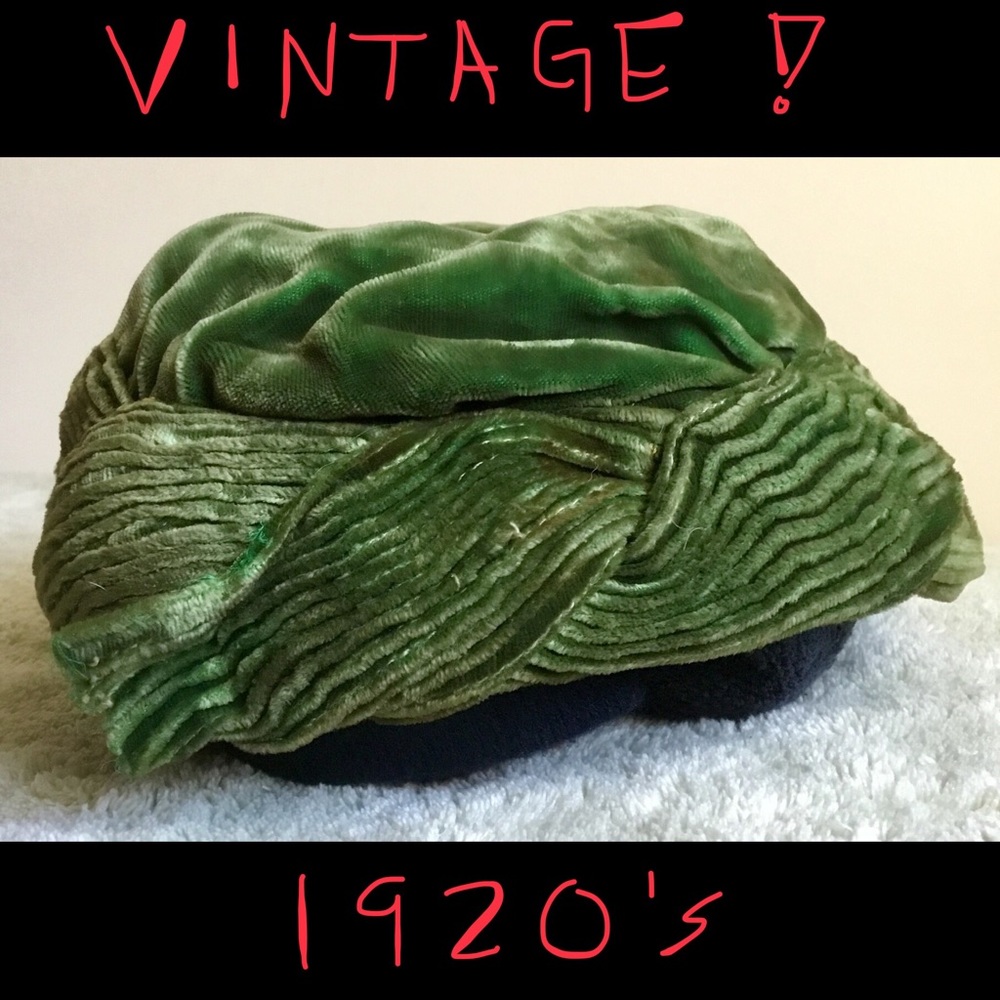 Vintage 1920’s green velvet women’s  hat Small